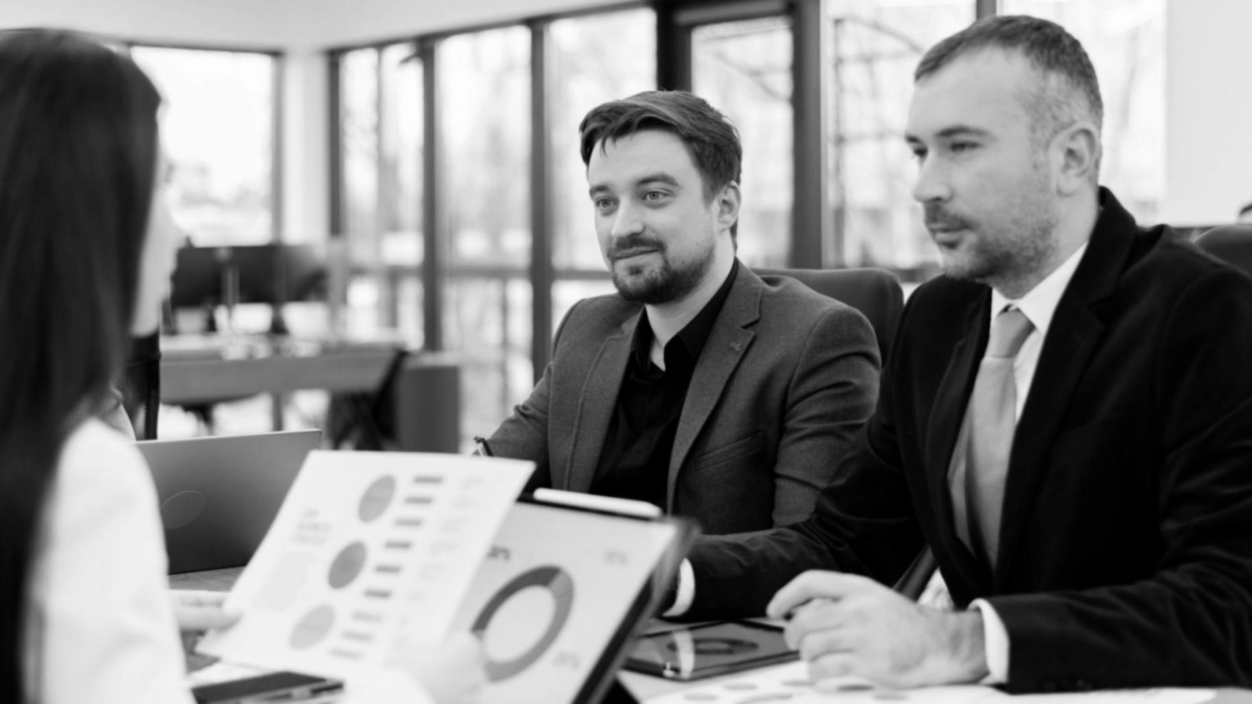 Sesión de análisis financiero mostrando cómo trabajamos con los datos reales de cada familia